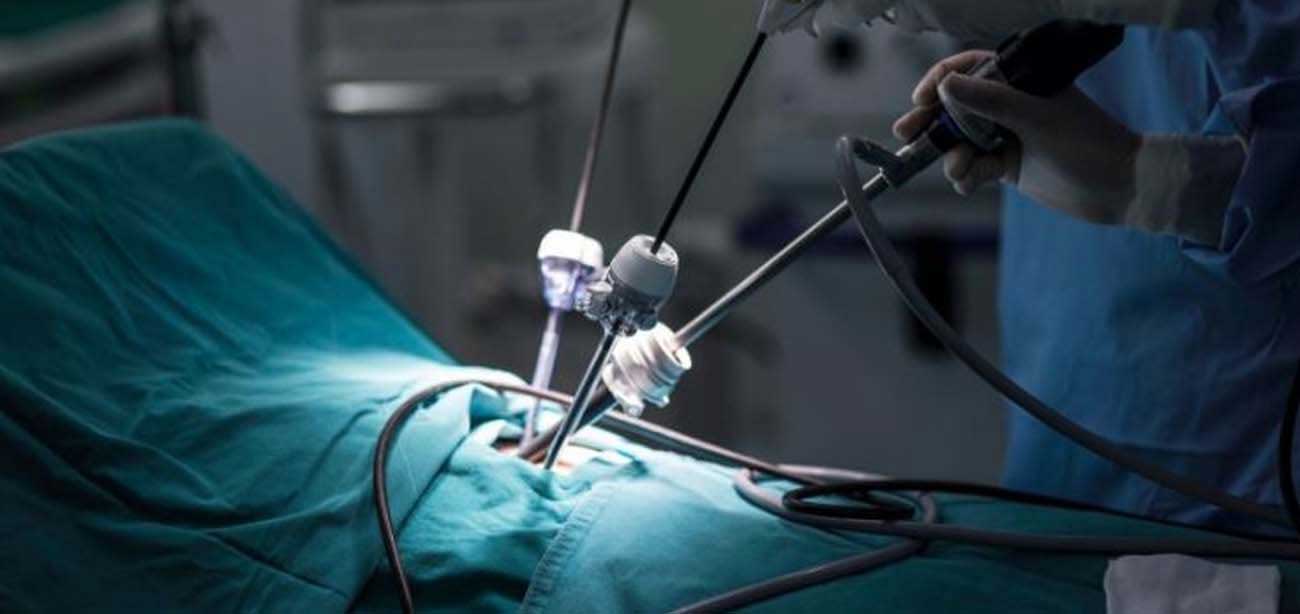 doctor performing minimally invasive orthopedic surgery